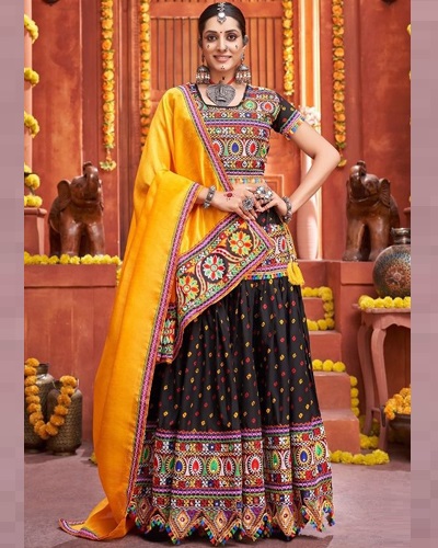 Buy Women Dandiya Dress Navratri Chaniya Choli-Rajasthani Lehenga-Kutch  Embroidered Garba Dandiya Garba Style/Gujarati Style Free Size (White and  Red) Online at desertcartINDIA